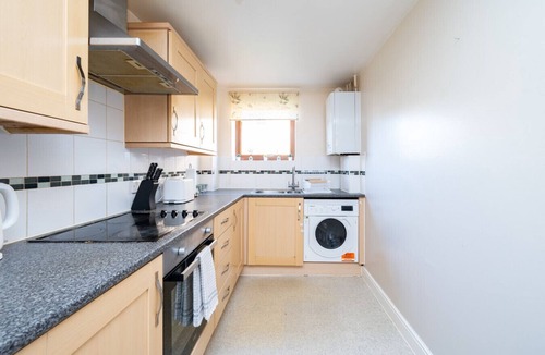 Crawley Apartment | 2 bed flat with parking