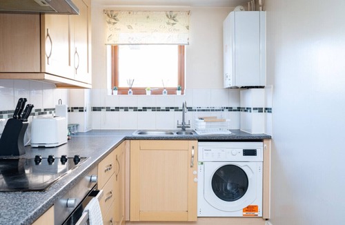 Crawley Apartment | 2 bed flat with parking