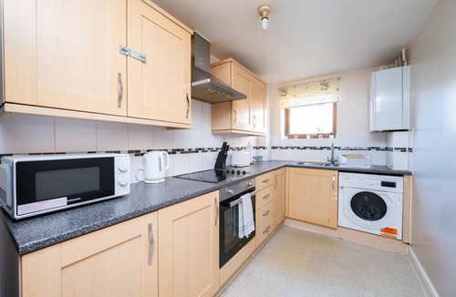Crawley Apartment | 2 bed flat with parking
