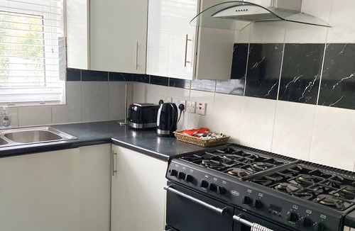 Stroud Green Apartment | 2 Bed Ground Floor, Boho Chic Garden Flat with Parking