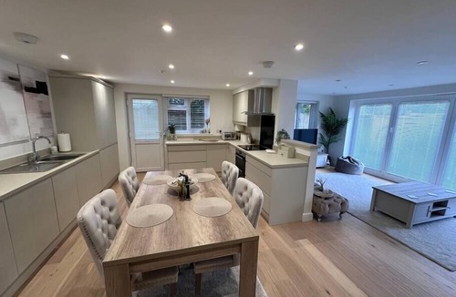 Abingdon Apartment | 2 Bed Ground floor flat with garden