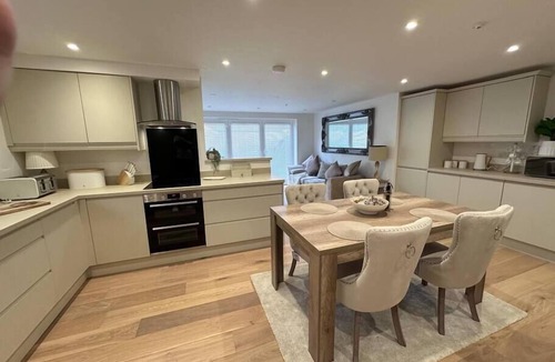 Abingdon Apartment | 2 Bed Ground floor flat with garden