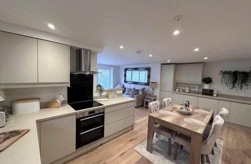 Abingdon Apartment | 2 Bed Ground floor flat with garden