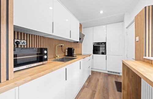 Trafford House | 2 Bed Hale Home by City SuperHost