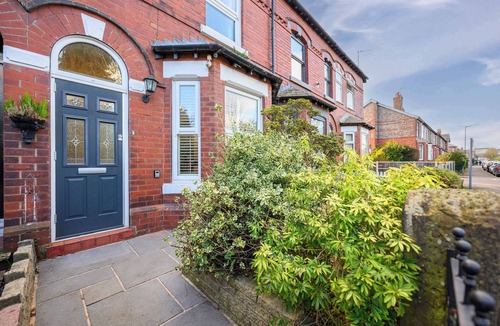Trafford House | 2 Bed Hale Home by City SuperHost