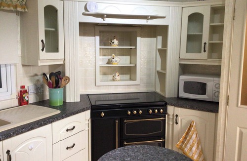 Grade Apartment | 2 Bed Home Sleeps 4 - Pets, Balcony, Parking