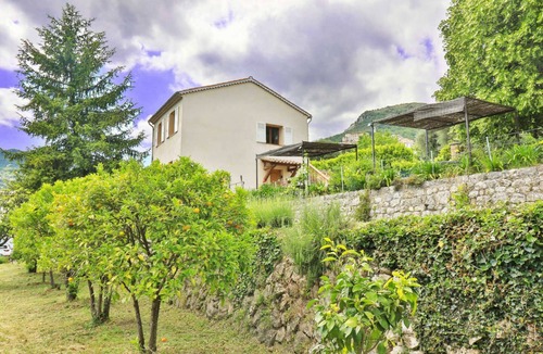 Le Bar-sur-Loup Apartment | 2 Bed House Sleeps 4 with Garden