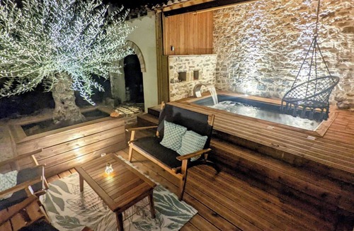 Saint-Clement House | 2 Bed House Sleeps 4 - Pets Ok - Pool - Fireplace
