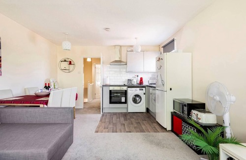 Bletchley House | 2 Bed House - Sleeps 8 - Wifi - Parking