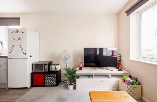 Bletchley House | 2 Bed House - Sleeps 8 - Wifi - Parking