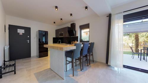 Drenje Apartment | 2 Bed House - Sleeps 4 - HotTub - Garden - Parking