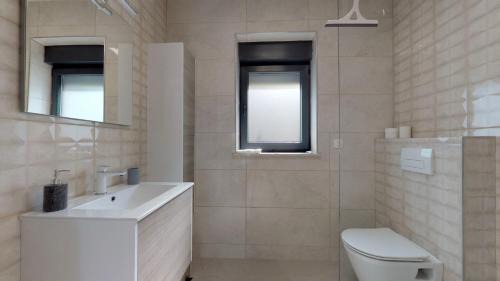 Drenje Apartment | 2 Bed House - Sleeps 4 - HotTub - Garden - Parking