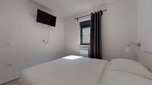 Drenje Apartment | 2 Bed House - Sleeps 4 - HotTub - Garden - Parking