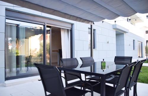 Drenje Apartment | 2 Bed House - Sleeps 4 - HotTub - Garden - Parking