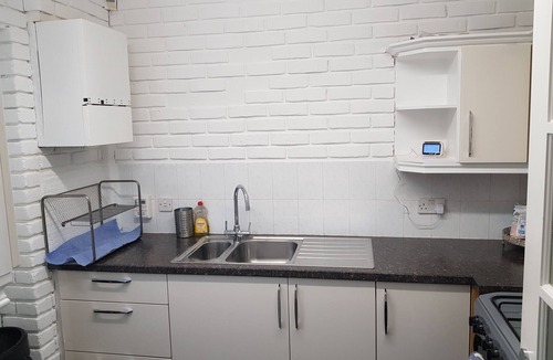 Farnworth Apartment | 2 Bed House - Sleeps 4 - Pets - Garden - Parking