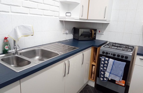 Farnworth Apartment | 2 Bed House - Sleeps 4 - Pets - Garden - Parking