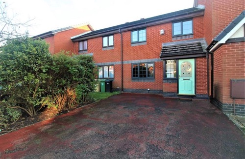 Farnworth Apartment | 2 Bed House - Sleeps 4 - Pets - Garden - Parking