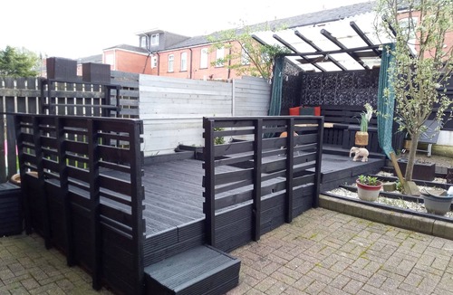 Farnworth Apartment | 2 Bed House - Sleeps 4 - Pets - Garden - Parking