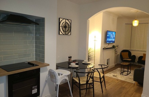 Manchester House | 2 Bed House - Sleeps 5 - Parking - Wifi