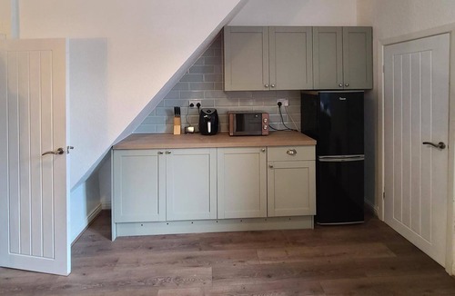 Manchester House | 2 Bed House - Sleeps 5 - Parking - Wifi