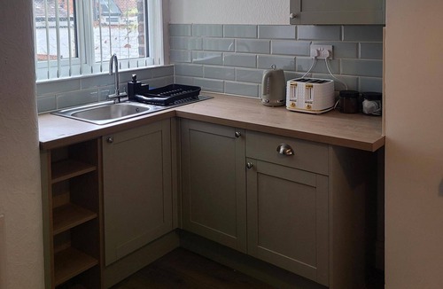 Manchester House | 2 Bed House - Sleeps 5 - Parking - Wifi