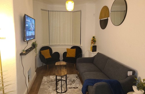 Manchester House | 2 Bed House - Sleeps 5 - Parking - Wifi