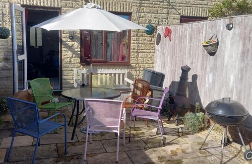 South Leigh House | 2 Bed House - Sleeps 6 - Pets - Garden - Parking