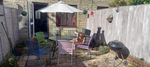 South Leigh House | 2 Bed House - Sleeps 6 - Pets - Garden - Parking