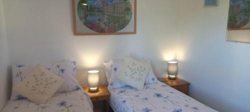 South Leigh House | 2 Bed House - Sleeps 6 - Pets - Garden - Parking