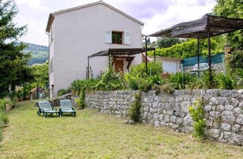 Le Bar-sur-Loup Apartment | 2 Bed House Sleeps 4 with Garden