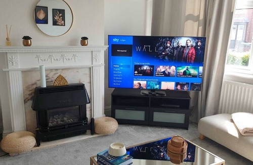 Alvaston House | 2 Bed House with hot tub | Private parking.