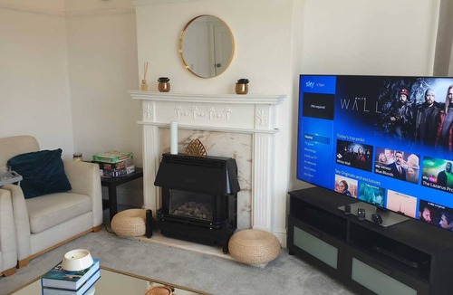 Alvaston House | 2 Bed House with hot tub | Private parking.