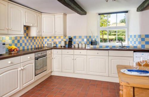 Bampton House | 2 Bed in Bampton SZ271