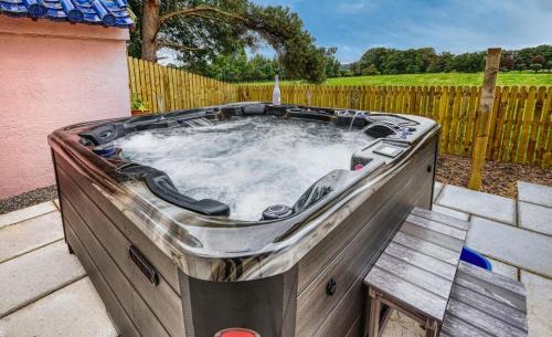 Wing House | 2 Bed in Brampton oc-c34637