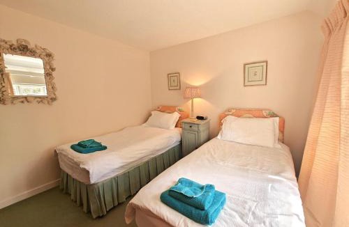 Chilmark House | 2 Bed in Chilmark oc-w32753