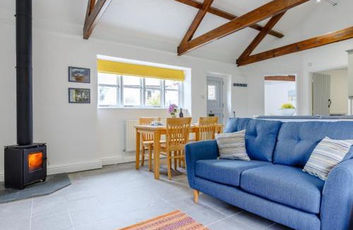 Mabe House | 2 Bed in Lower Treluswell 78621