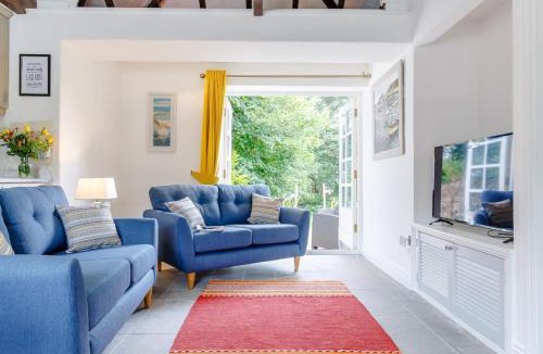 Mabe House | 2 Bed in Lower Treluswell 78621