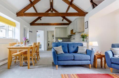 Mabe House | 2 Bed in Lower Treluswell 78621