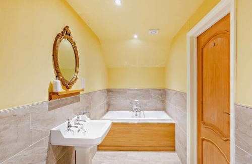 Kington House | 2 Bed in Lyonshall 93321