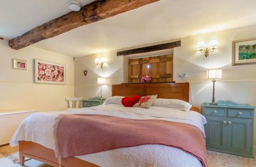 Clows Top House | 2 Bed in Neen Sollars CC090