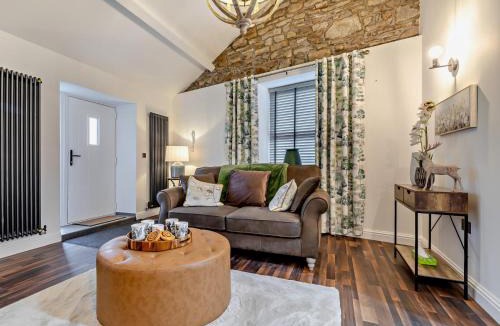 New Mills House | 2 Bed in New Mills 94058