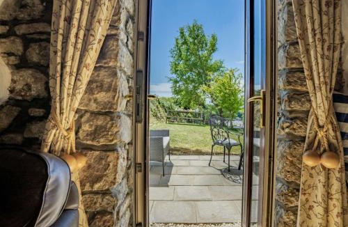 Crynant House | 2 Bed in Reynoldston 62019