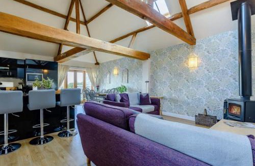 Pitchcombe House | 2 Bed in Sheriffs Lench 89305