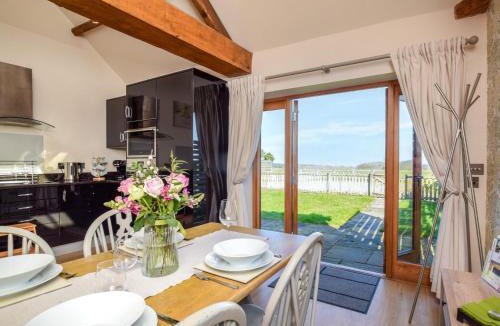 Pitchcombe House | 2 Bed in Sheriffs Lench 89305