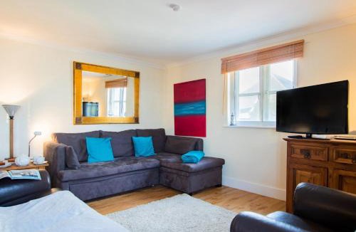 West Bay Apartment | 2 Bed in West Bay DC015