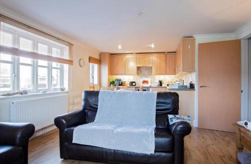 West Bay Apartment | 2 Bed in West Bay DC015