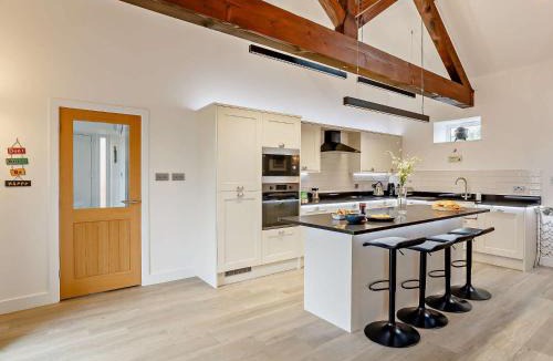 Wakefield House | 2 Bed in Wintersett 93235