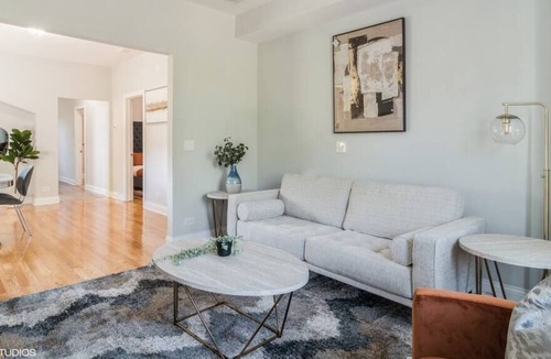 East Garfield Park Apartment | 2 Bed l 5 min from Med District l Free Parking