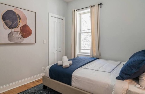 East Garfield Park Apartment | 2 Bed l 5 min from Med District l Free Parking