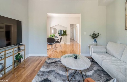 East Garfield Park Apartment | 2 Bed l 5 min from Med District l Free Parking